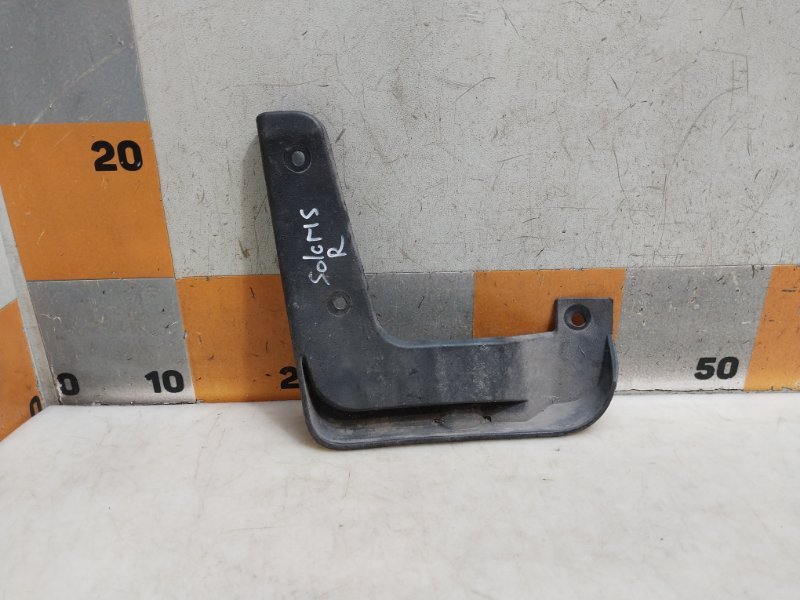 Брызговик передний правый