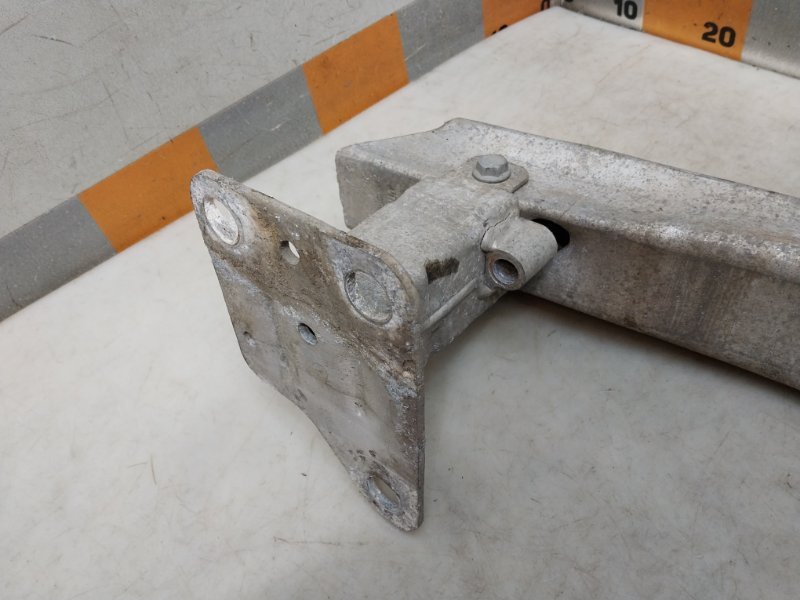 Усилитель переднего бампера