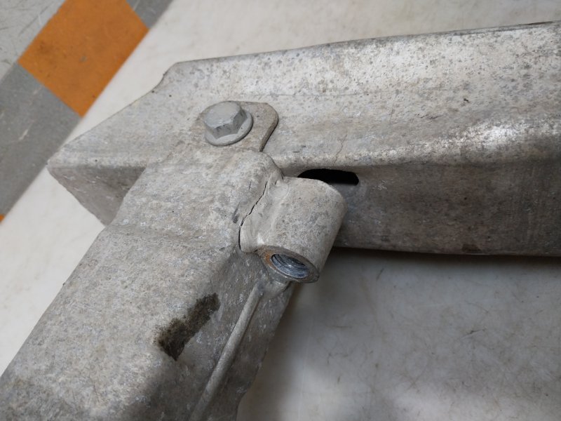 Усилитель переднего бампера