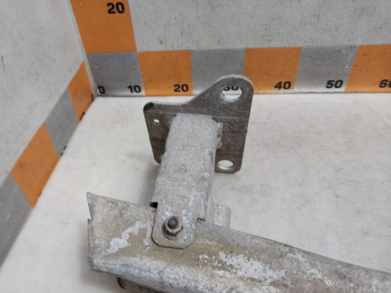 Усилитель переднего бампера