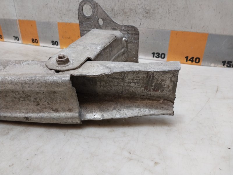 Усилитель переднего бампера