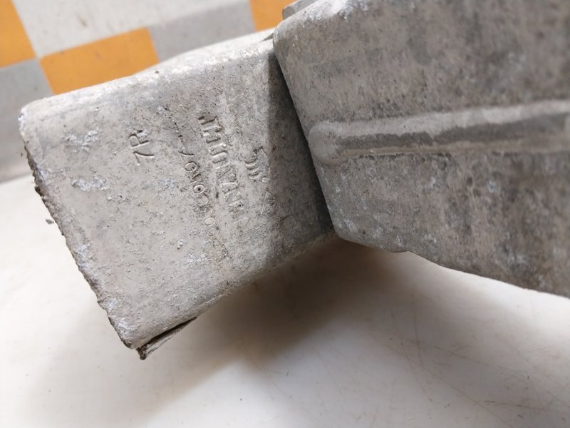 Усилитель переднего бампера