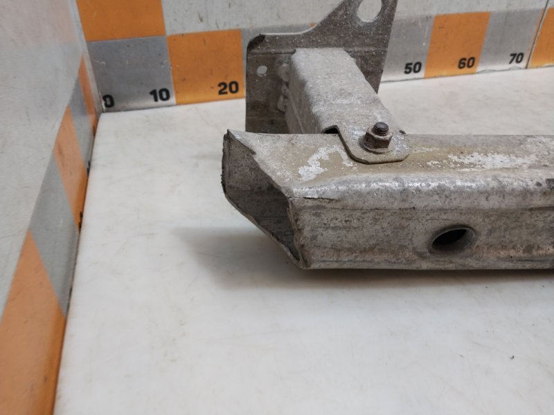 Усилитель переднего бампера