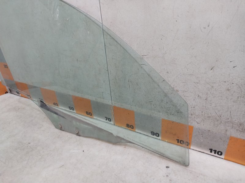 Стекло двери передней правой