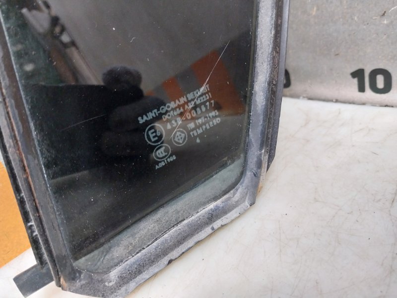 Стекло двери задней левой