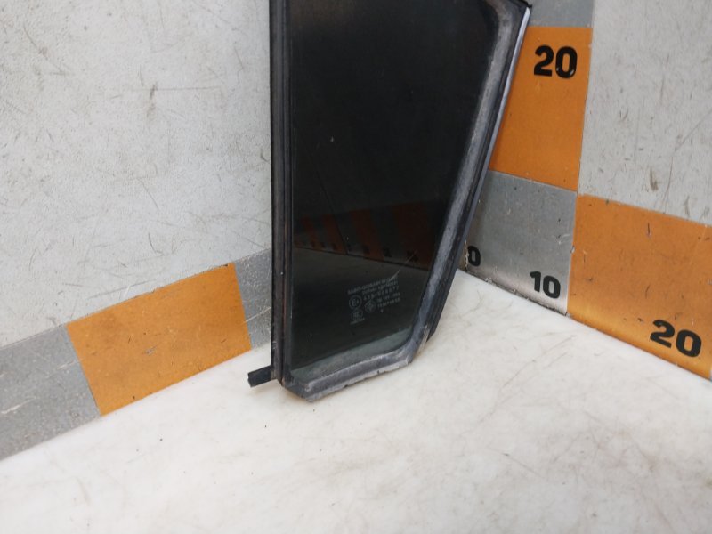 Стекло двери задней левой