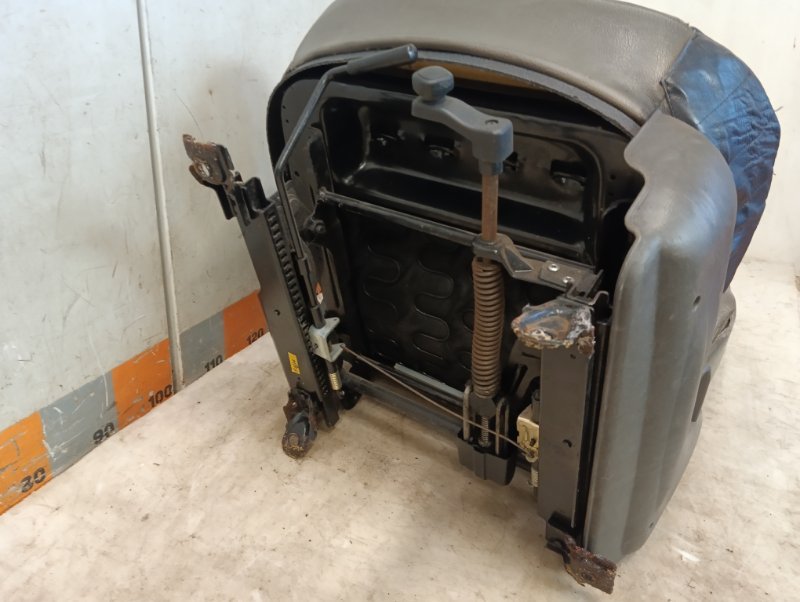 Сиденье переднее левое