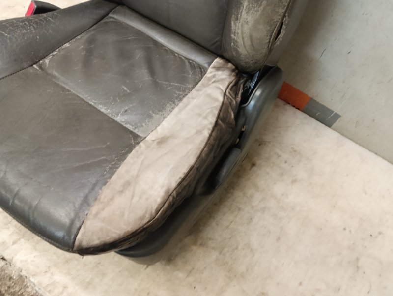 Сиденье переднее левое