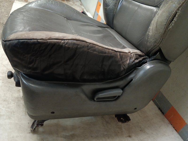 Сиденье переднее левое