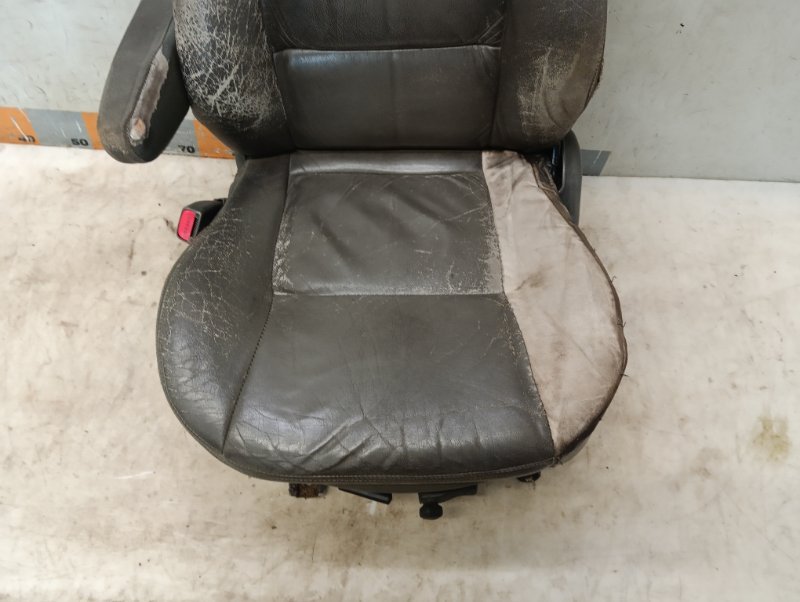 Сиденье переднее левое