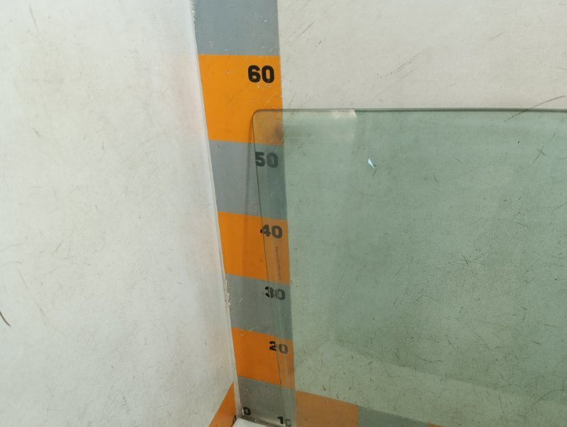 Стекло двери передней правой