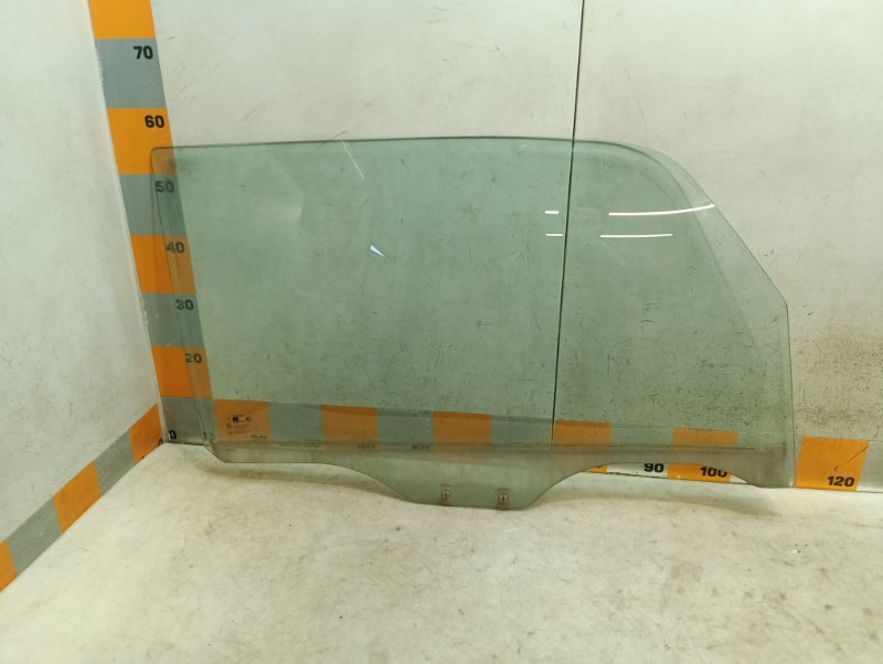 Стекло двери передней правой