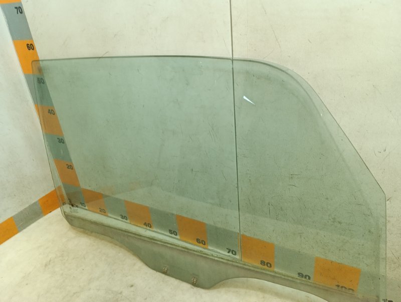 Стекло двери передней правой