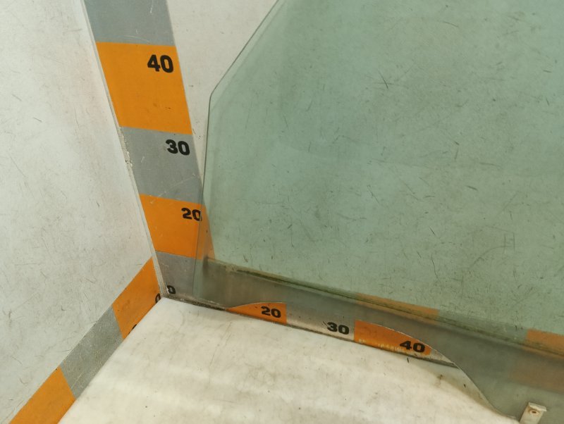 Стекло двери передней правой