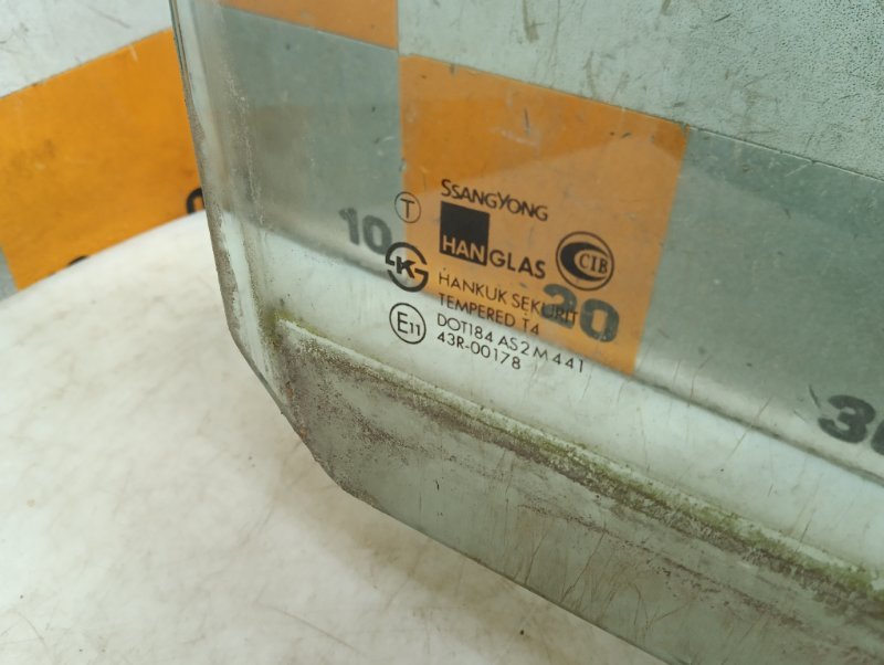 Стекло двери передней правой