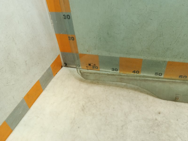 Стекло двери передней правой