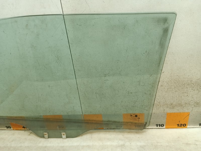 Стекло двери передней правой