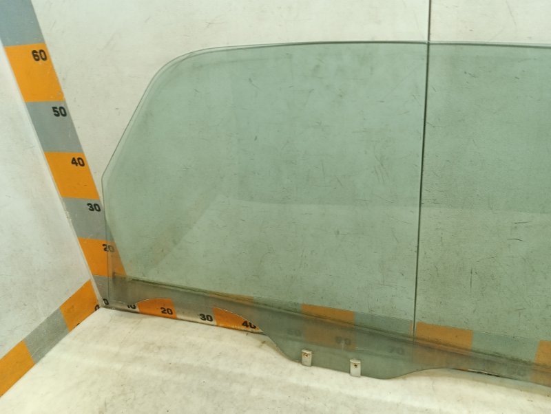 Стекло двери передней правой
