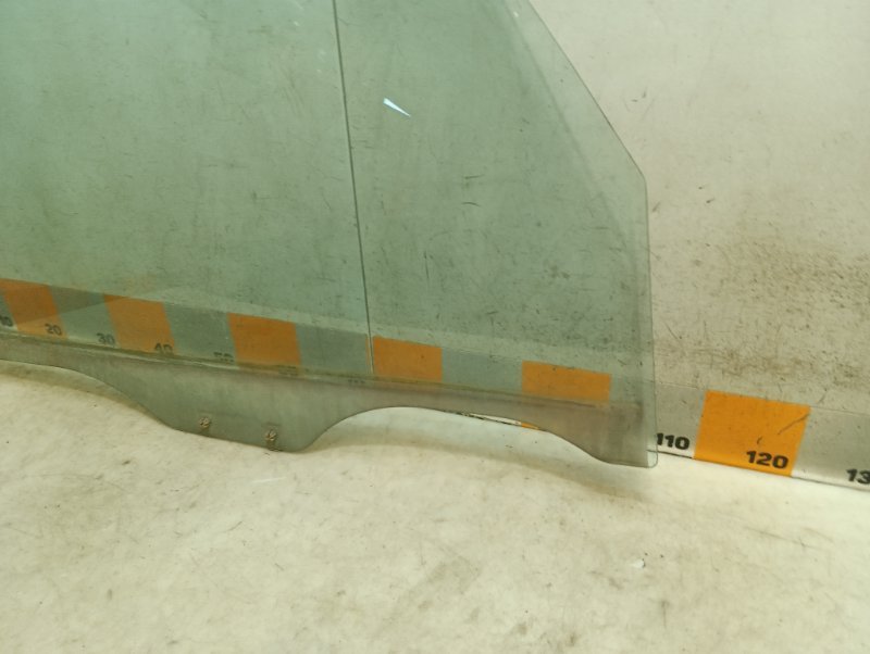 Стекло двери передней правой