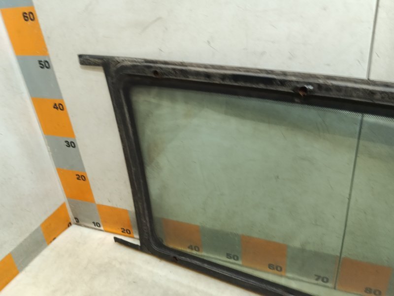 Стекло кузовное глухое левое