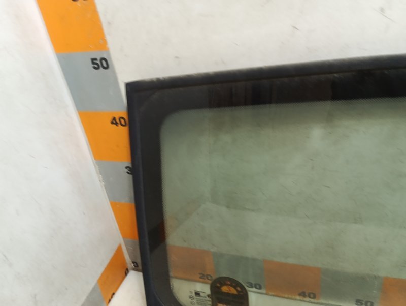 Стекло кузовное глухое левое