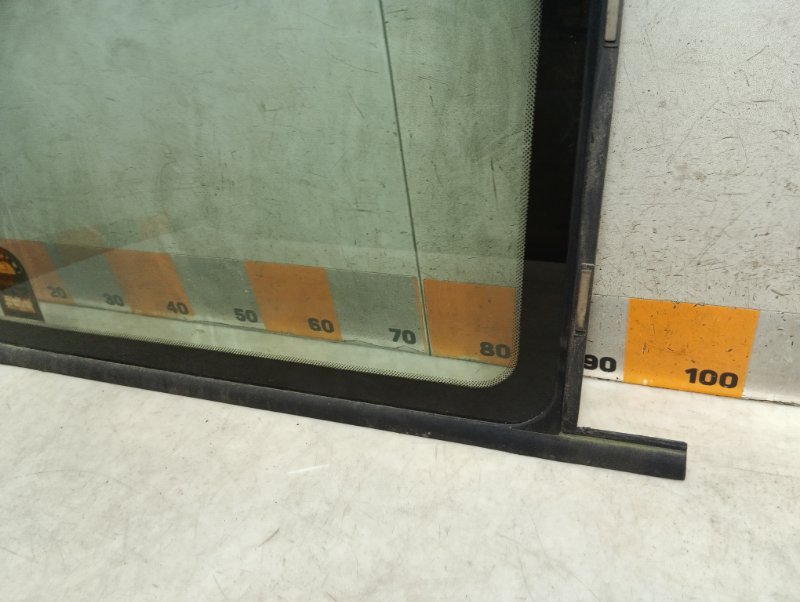 Стекло кузовное глухое левое