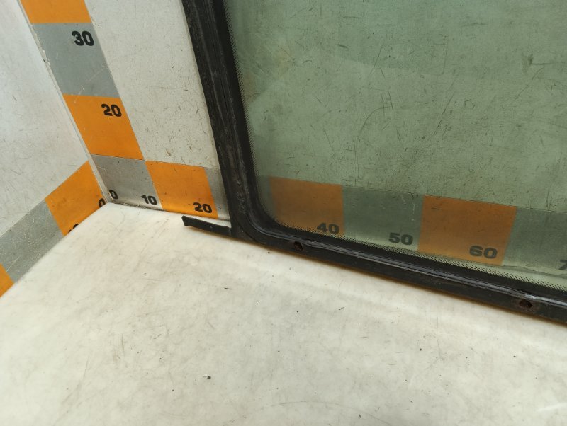 Стекло кузовное глухое левое