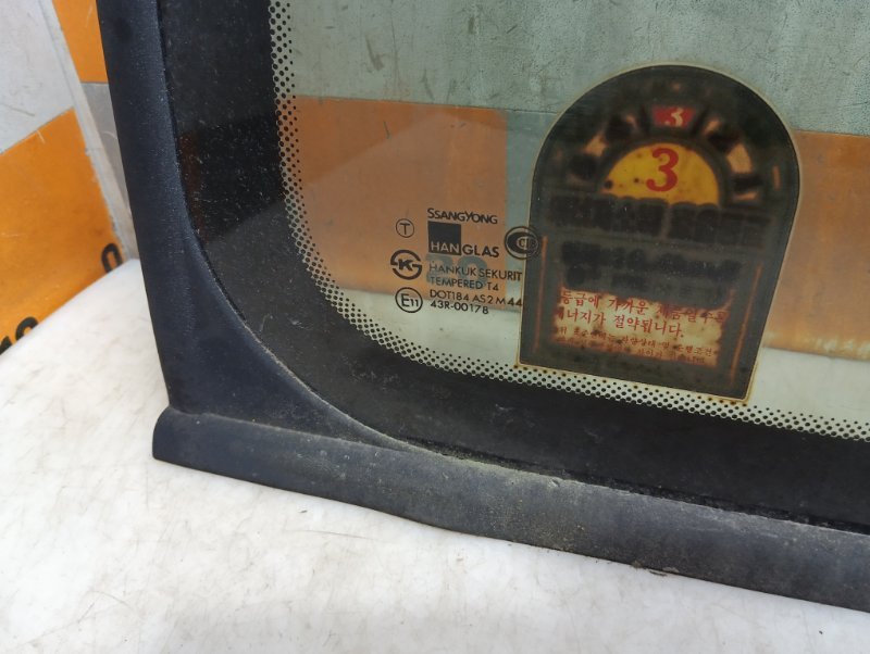 Стекло кузовное глухое левое