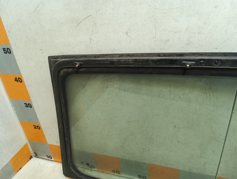 Стекло кузовное глухое левое