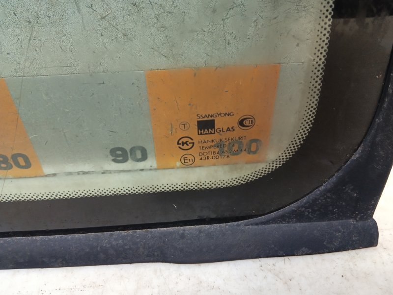 Стекло кузовное глухое левое