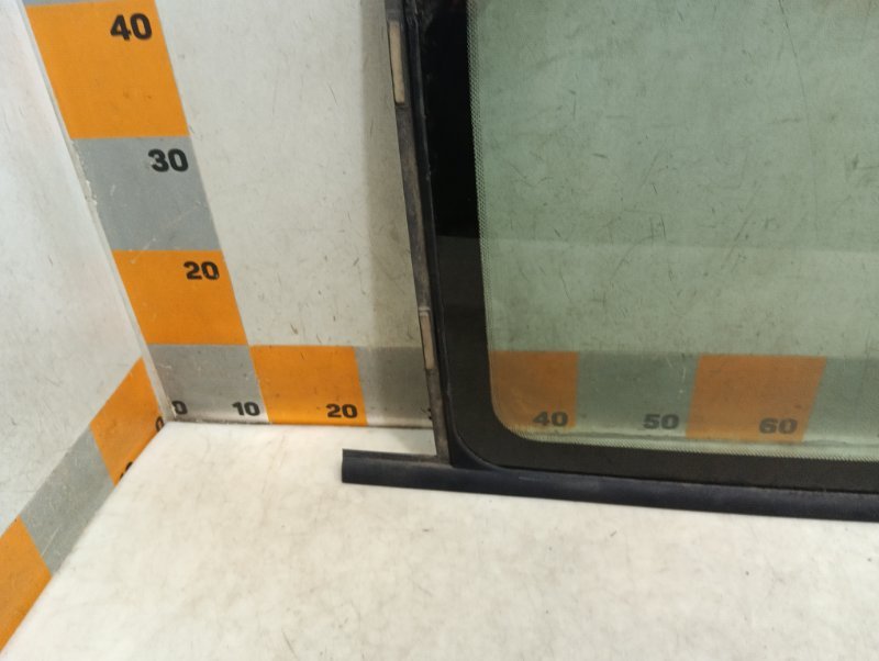 Стекло кузовное глухое левое