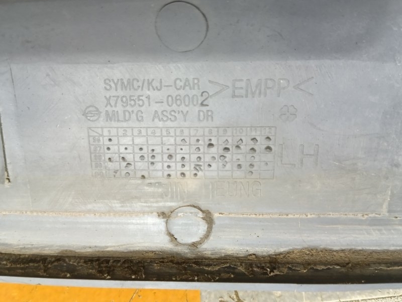 Накладка двери передней левой