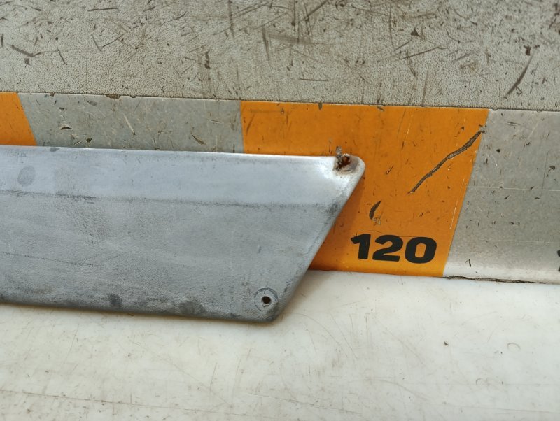 Накладка двери передней левой