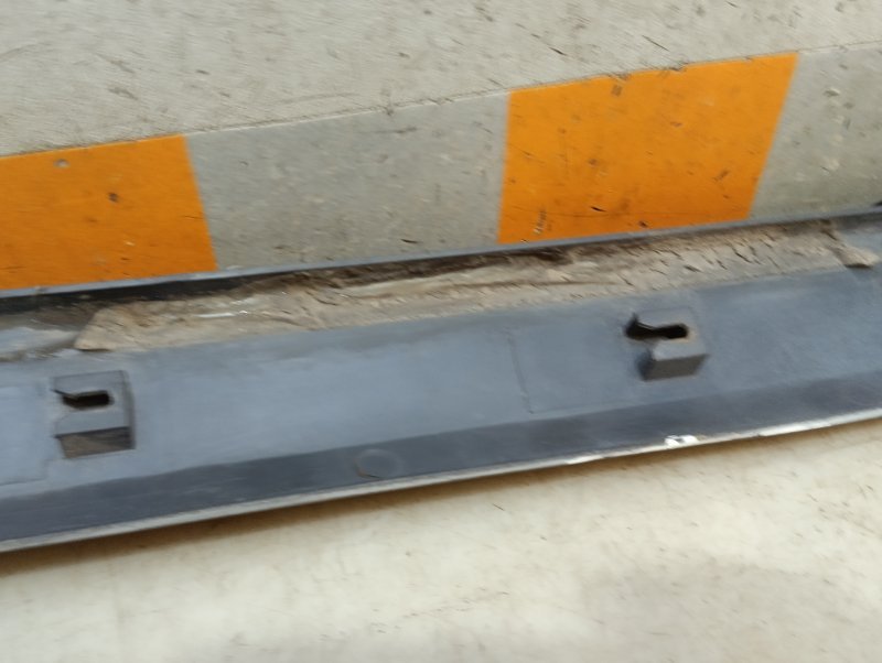 Накладка двери передней левой