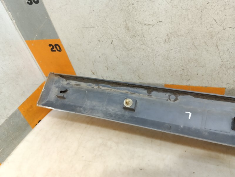 Накладка двери передней левой