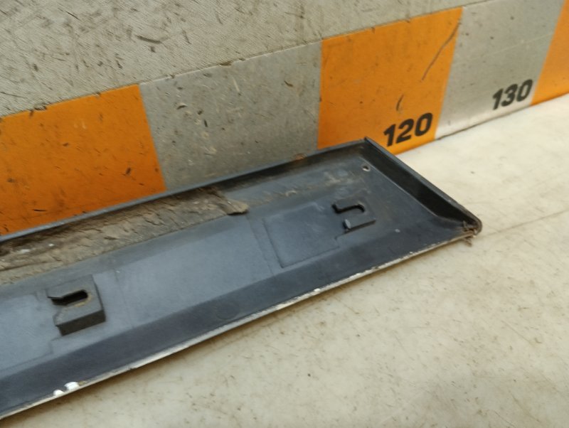 Накладка двери передней левой