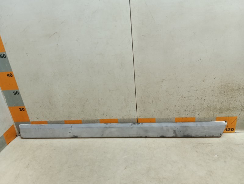 Накладка двери передней левой