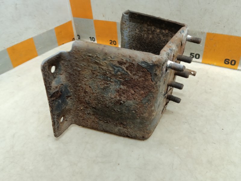 Кронштейн крепления запасного колеса