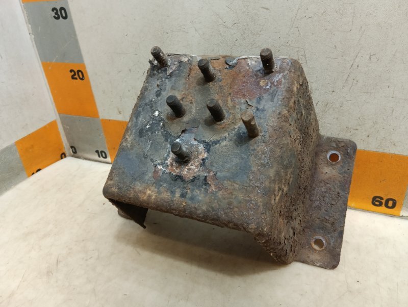 Кронштейн крепления запасного колеса