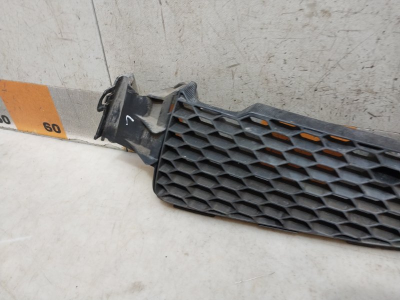 Решетка радиатора левая