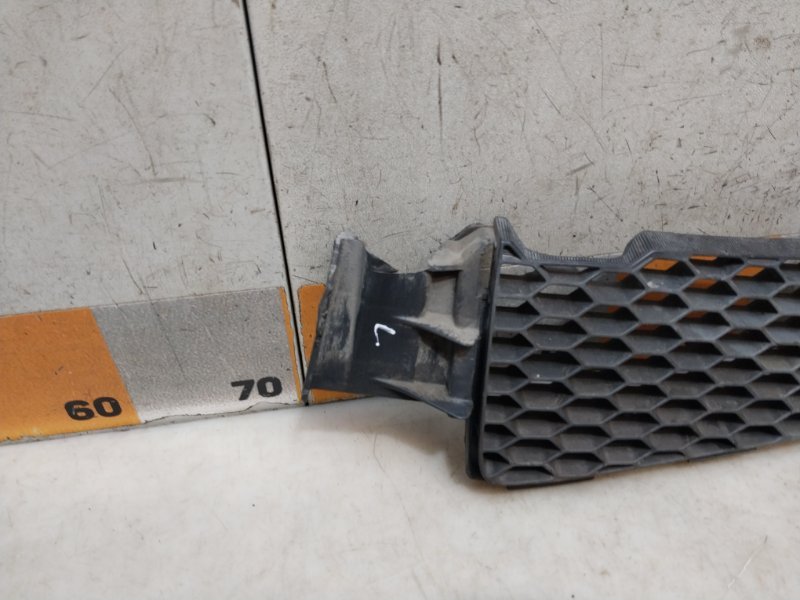 Решетка радиатора левая