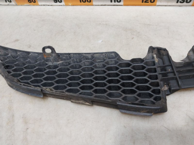 Решетка радиатора левая