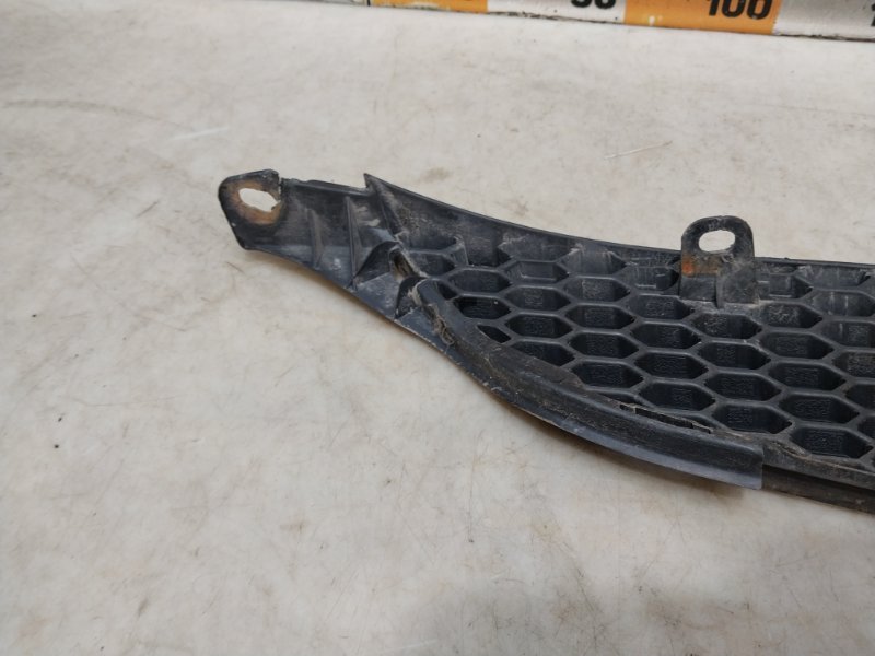 Решетка радиатора левая