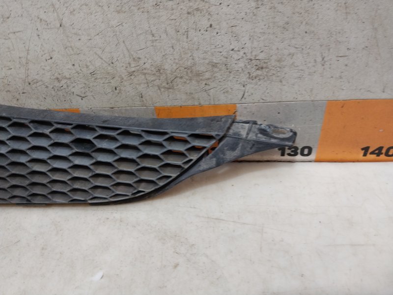 Решетка радиатора левая