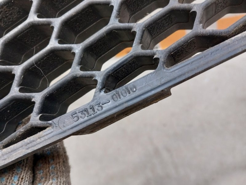 Решетка радиатора левая