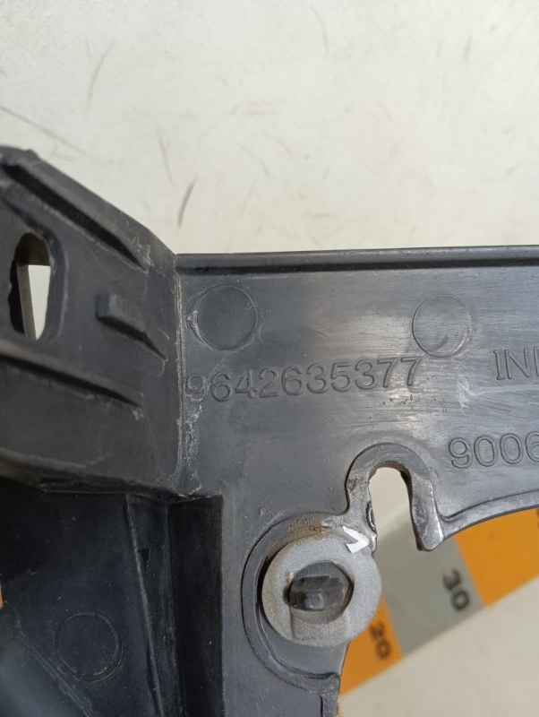 Кронштейн заднего бампера