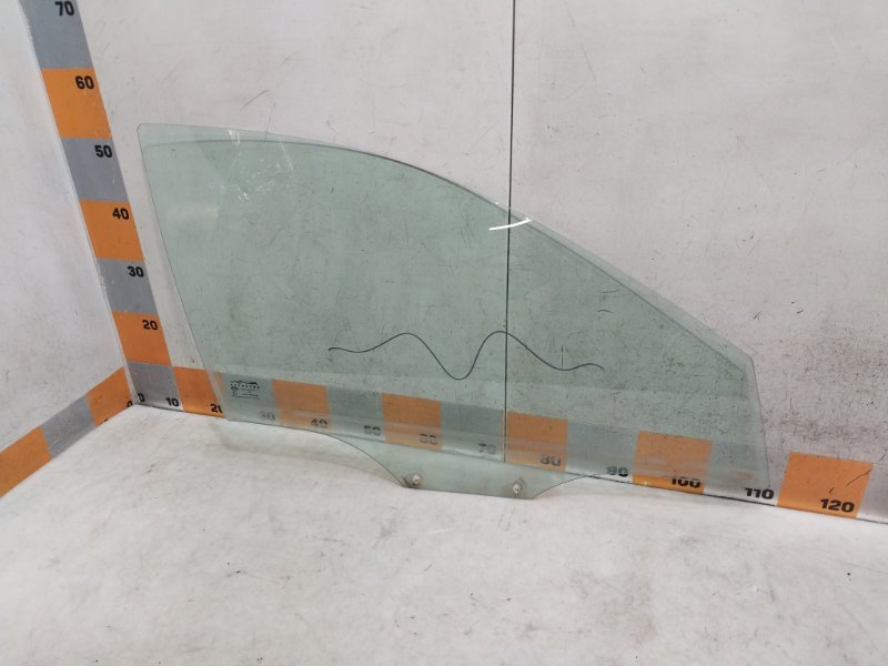 Стекло двери передней правой