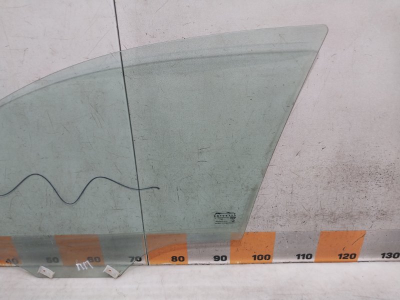 Стекло двери передней правой