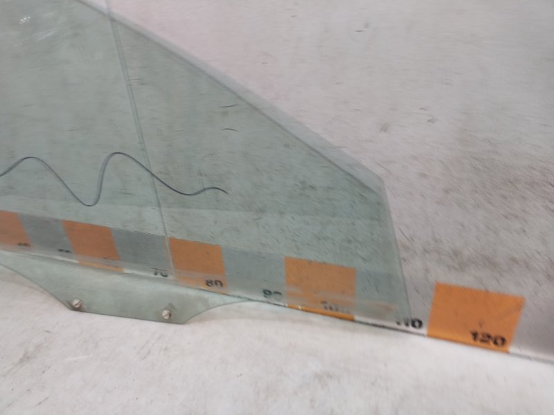 Стекло двери передней правой