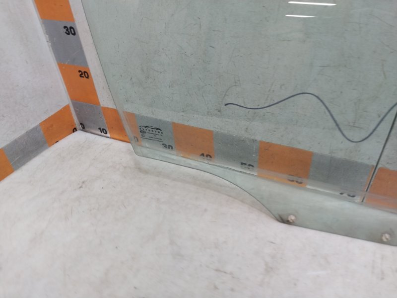 Стекло двери передней правой